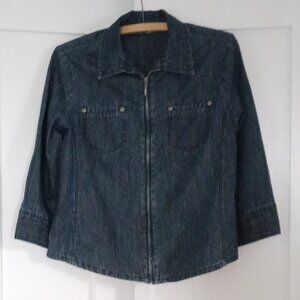 3/4 sleeve Jean jacket. Zippered. Very comfortable.